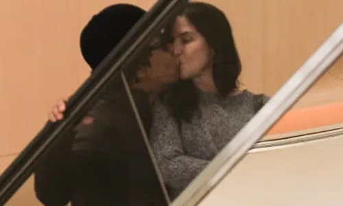 
					Djavan dá beijão em esposa durante passeio de luxo no RJ; FOTOS
				
				