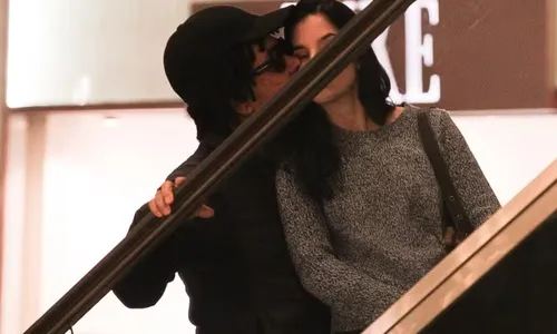 
					Djavan dá beijão em esposa durante passeio de luxo no RJ; FOTOS
				
				