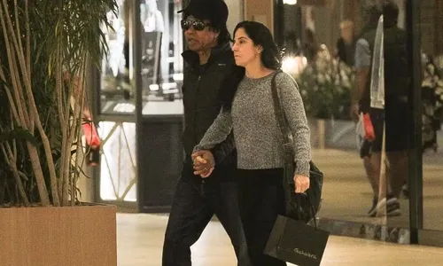 
					Djavan dá beijão em esposa durante passeio de luxo no RJ; FOTOS
				
				