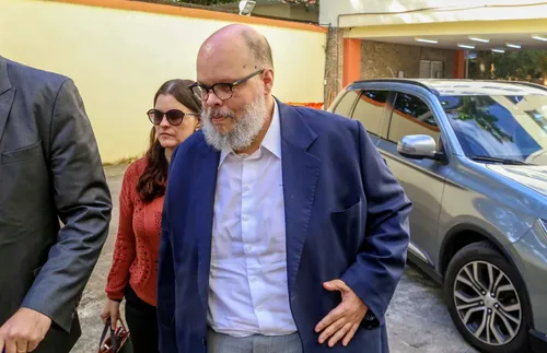 
					Ed Motta é atingido por objeto com cheiro de maconha durante show
				
				