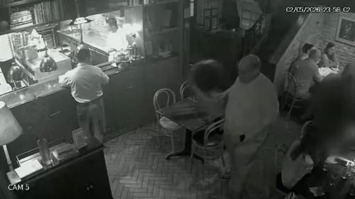 
					Ed Motta presta depoimento após confusão em restaurante; FOTOS
				
				
