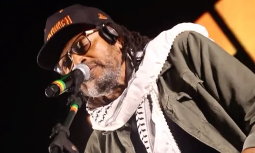 
					Edson Gomes segue internado, mas já tem data para volta aos palcos
				
				
