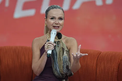 
					Mãe de Eliana agita web após ser flagrada aos beijos com influenciador
				
				