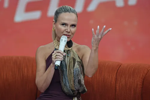 
					Eliana apresenta cenário e adianta detalhes de novo programa na Globo
				
				