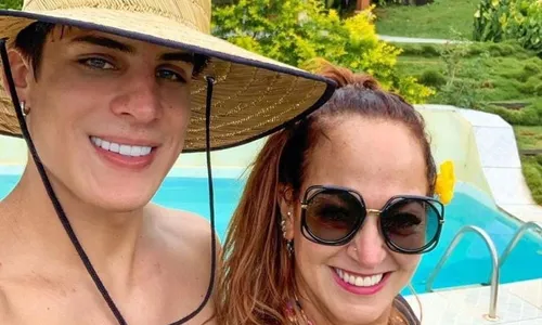 
					Ex- A Fazenda Tiago Ramos pede nova chance com mãe de Neymar: 'Te amo'
				
				