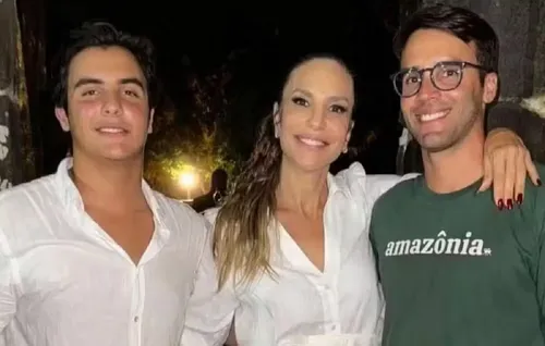 
					Ex de Ivete Sangalo posa com o filho, Marcelo Sangalo, e detalhe choca
				
				