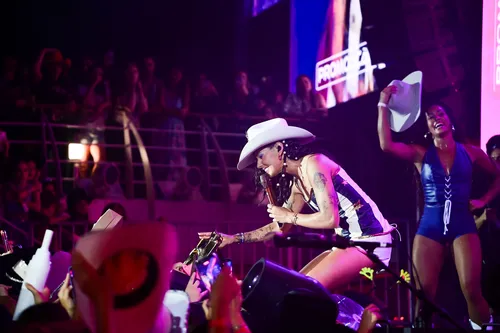 
					Ex-sogro de Ana Castela, pai de Gustavo Mioto curte navio da cantora
				
				