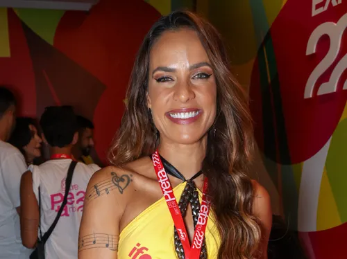 
					FOTOS: Carol Dieckmmann e mais famosos curtem Camarote Expresso 2222
				
				
