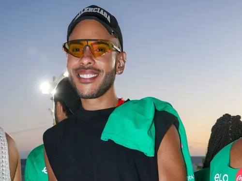 
					FOTOS: Gilberto Gil, Rita Batista e mais famosos curtem Expresso 2222
				
				