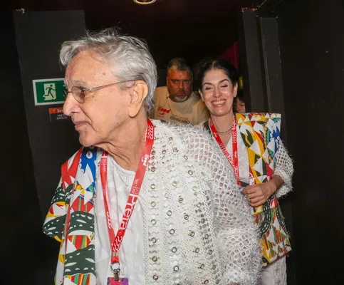 
					FOTOS: Gilberto Gil, Rita Batista e mais famosos curtem Expresso 2222
				
				
