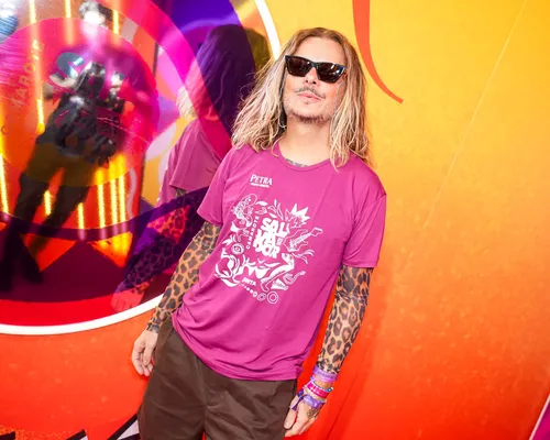 
					FOTOS: famosos curtem 1º dia de Carnaval no Camarote Salvador
				
				