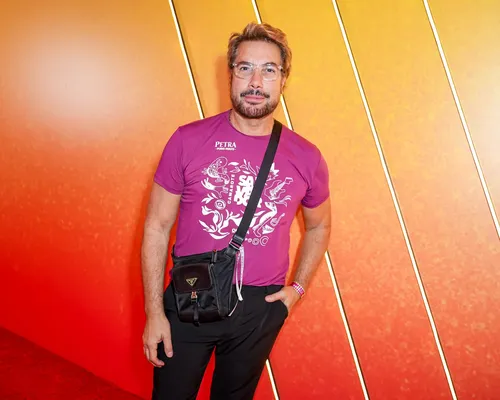 
					FOTOS: famosos curtem 1º dia de Carnaval no Camarote Salvador
				
				