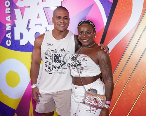 
					FOTOS: famosos curtem 2º dia de Carnaval no Camarote Salvador
				
				