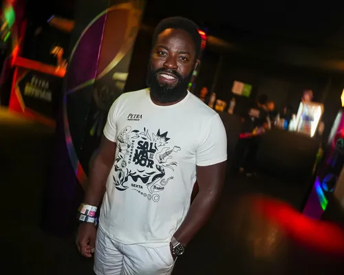 
					FOTOS: famosos curtem 2º dia de Carnaval no Camarote Salvador
				
				