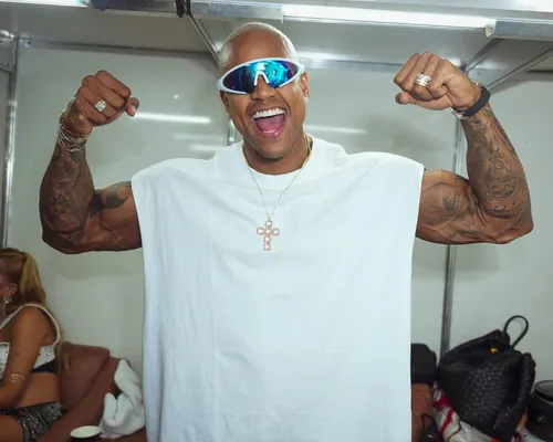 
					FOTOS: famosos curtem 2º dia de Carnaval no Camarote Salvador
				
				