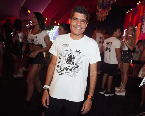 
					FOTOS: famosos curtem 2º dia de Carnaval no Camarote Salvador
				
				