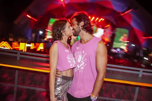 
					FOTOS: famosos curtem domingo de Carnaval no Camarote Salvador
				
				