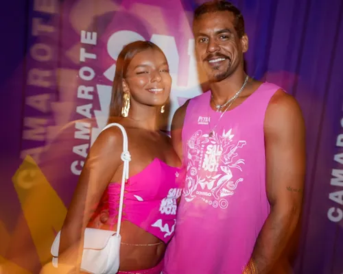 
					FOTOS: famosos curtem domingo de Carnaval no Camarote Salvador
				
				