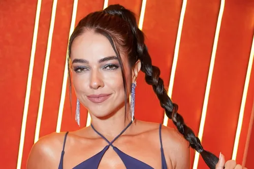 
					FOTOS: famosos curtem penúltimo dia do Carnaval no Camarote Salvador
				
				