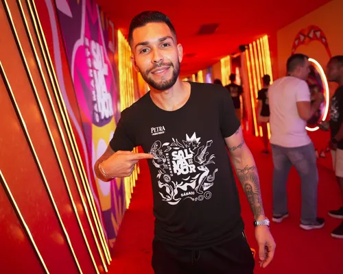 
					FOTOS: famosos curtem sábado de Carnaval no Camarote Salvador
				
				