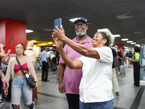 
					Famosos desembarcam em Salvador para o Carnaval 2026; FOTOS
				
				