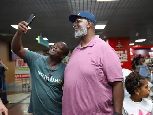 
					Famosos desembarcam em Salvador para o Carnaval 2026; FOTOS
				
				