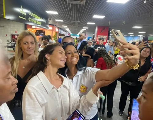 
					Famosos desembarcam em Salvador para o Carnaval 2026; FOTOS
				
				