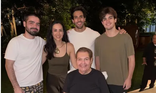 
					Faustão reaparece de pé e sorridente ao receber novo pet de estimação
				
				