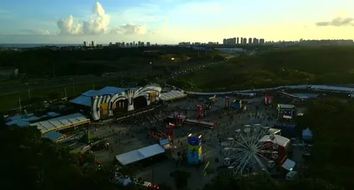 
					Festival de Verão 2026: fotos do 2º dia com Léo Santana e muito mais
				
				