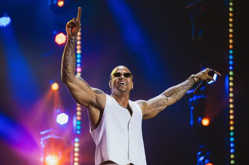 
					Léo Santana abre o jogo de rivalidade com artistas no Carnaval
				
				