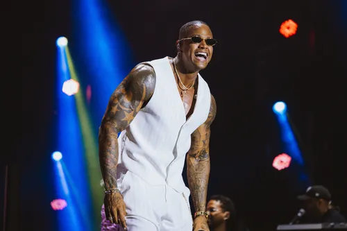 
					Léo Santana abre o jogo de rivalidade com artistas no Carnaval
				
				