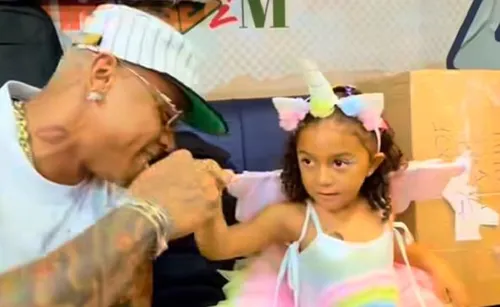 
					Filha de Léo Santana, Liz faz 1⁠ª aparição no Carnaval e é ovacionada
				
				