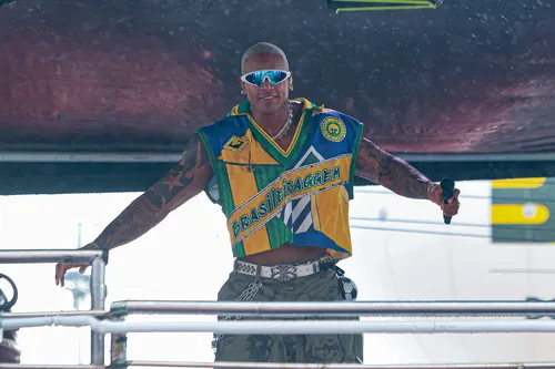 
					Filha de Léo Santana chega ao circuito Barra-Ondina no 1º Carnaval
				
				