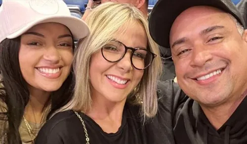 
					Carla Perez e Xanddy renovam votos em cerimônia na natureza e se declaram após 25 anos de casados; relembre história do casal
				
				