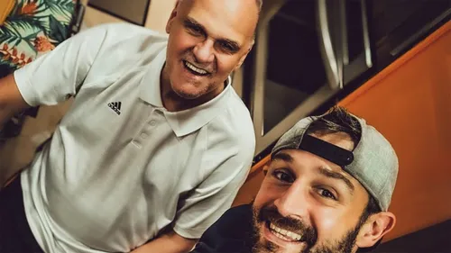 
					Filho de Oscar Schmidt faz apelo emocionado após a morte do pai
				
				