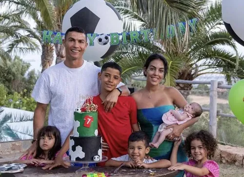 
					Georgina Rodríguez organiza festa de luxo para filhos gêmeos sem CR7
				
				