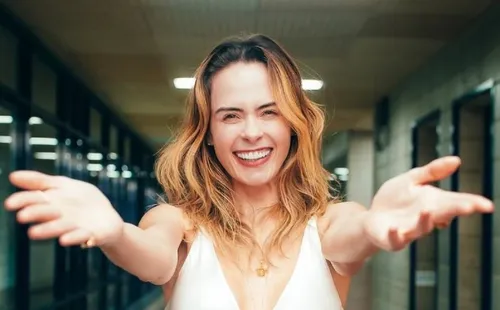 
					Ana Paula Renault expõe pegação: 'Ser feliz com um ou vários'
				
				