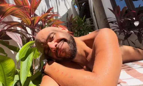 
					Gominho causa alvoroço na web com ensaio seminu; veja fotos
				
				
