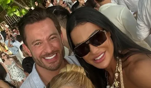 
					Gracyanne Barbosa exibe surpresa e assume namoro com postagem intensa
				
				