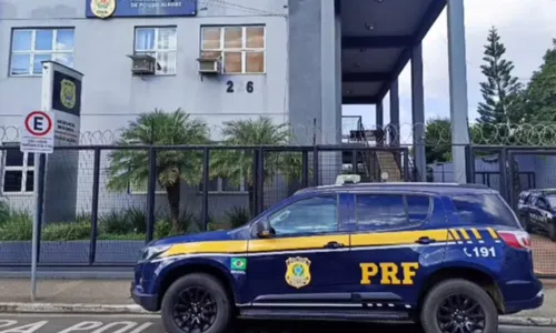 
					Motorista de caminhão morre após engavetamento com 4 veículos na Bahia
				
				