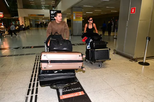 
					Irmão de Anitta chega ao Brasil com Hariany Almeida após prisão; FOTOS
				
				