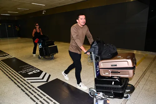 
					Irmão de Anitta chega ao Brasil com Hariany Almeida após prisão; FOTOS
				
				