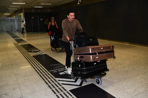 
					Irmão de Anitta chega ao Brasil com Hariany Almeida após prisão; FOTOS
				
				