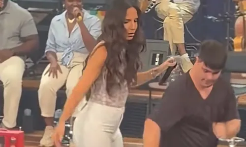 
					Ivete Sangalo surpreende e sobe ao palco com filhas; VÍDEO
				
				