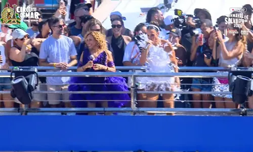 
					Ivete Sangalo canta com Daniela Mercury em trio e dispara: 'Respeita'
				
				