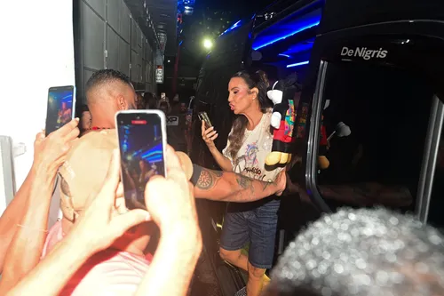 
					Ivete Sangalo chega acompanhada do novo namorado no Fortal; FOTOS
				
				