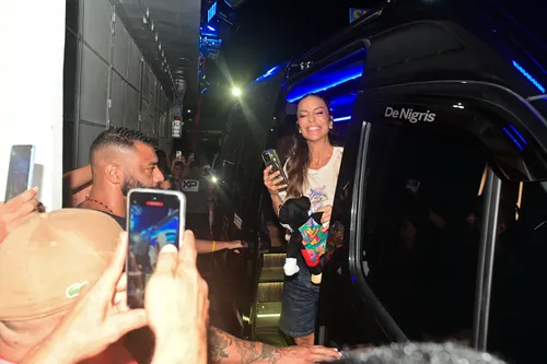 
					Ivete Sangalo chega acompanhada do novo namorado no Fortal; FOTOS
				
				