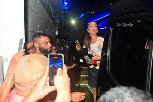 
					Ivete Sangalo chega acompanhada do novo namorado no Fortal; FOTOS
				
				