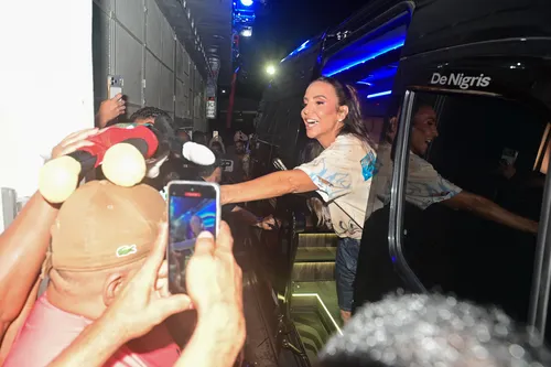 
					Ivete Sangalo chega acompanhada do novo namorado no Fortal; FOTOS
				
				