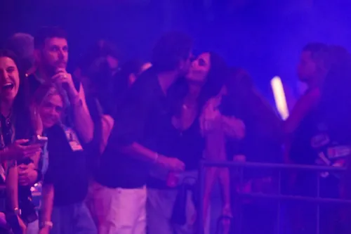 
					Ivete Sangalo é flagrada aos beijos com Tiago Maia em show de Belo
				
				